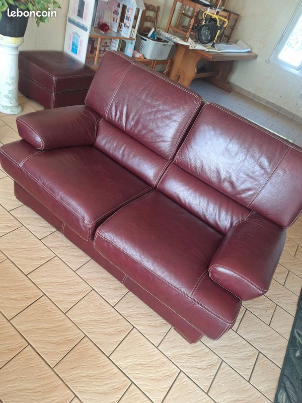 2 canapes (3 places et 2 places) cuir de couleur bordeaux avec son pouffe (image 1)