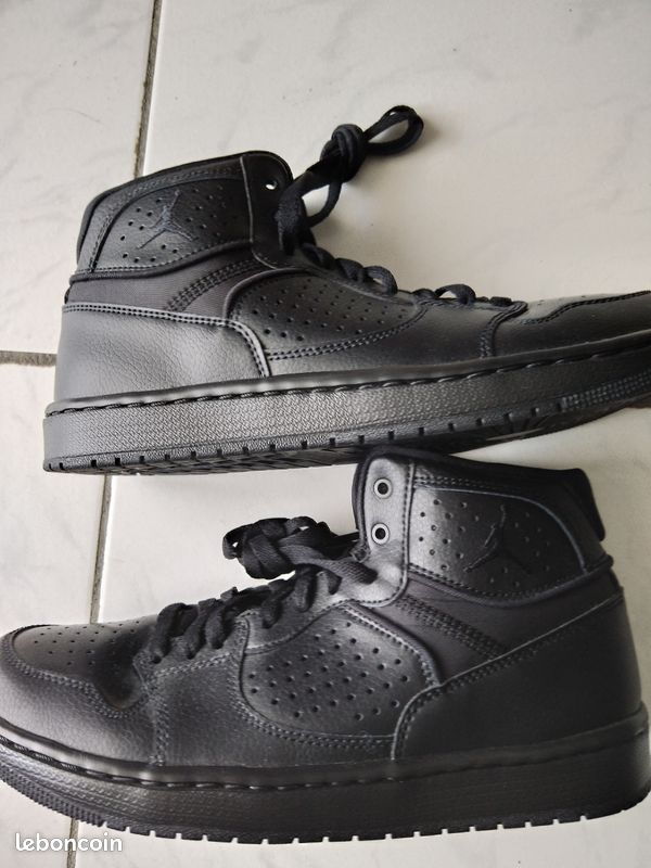 Baskets Nike neuves taille 42 (image 2)
