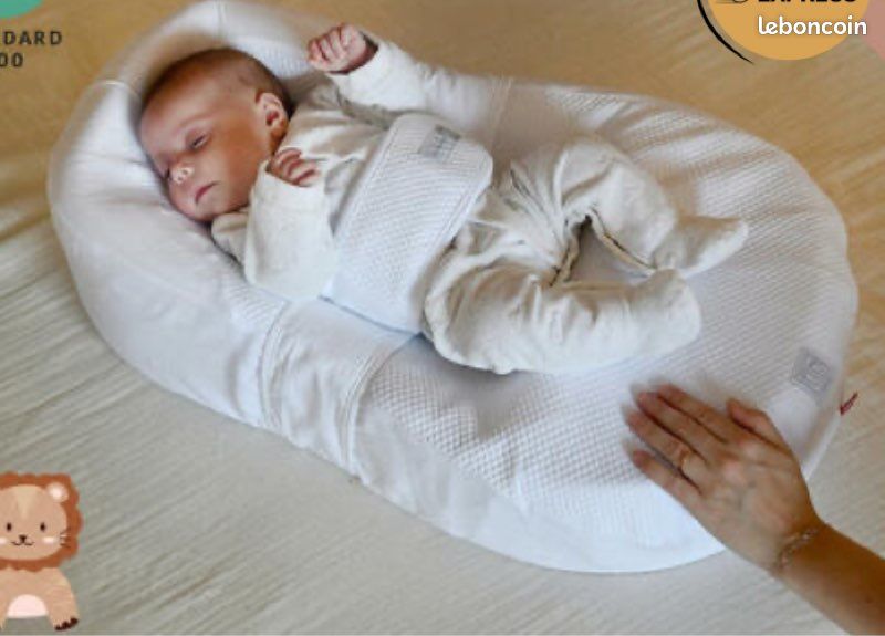 Cocoon a baby blanc avec dras red Castel (image 1)