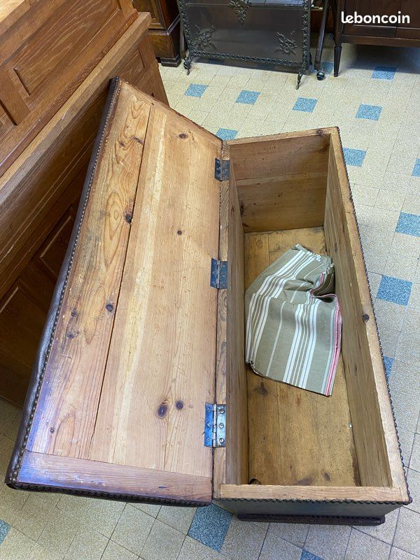 Coffre ou Bout de lit fin 19 eme garniture cuir (image 7)