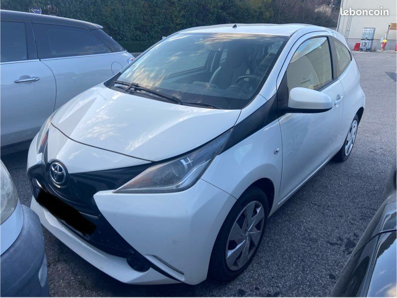 TOYOTA AYGO 1,0 x play état parfait (image 1)