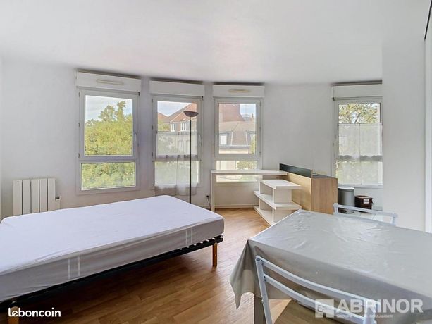 Studio 1 pièce 28 m² — 1