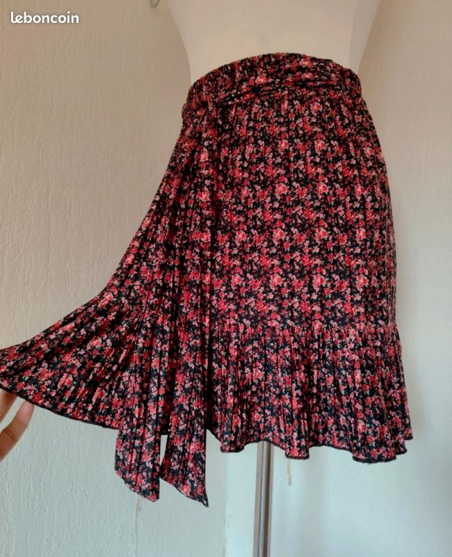 Jupe courte plissée florale Zara TS Rouge et noire (image 1)
