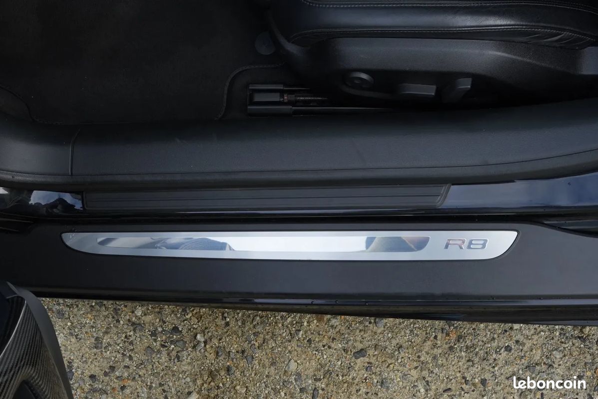 Audi R8 5.2 V10 FSI 525ch R tronic 6 - Suivi d'entretien / HiFi Bang&Olufsen / Caméra de recul / Pack Carbone / Maintien de charge (image 31)