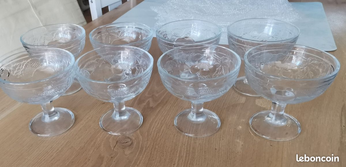 Lot 8 coupes à glace en verre
France
Parfait état (image 1)