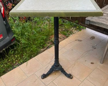 Table Haute Vintage Ronde - Plateau Marbre Noir Et Vert, Piétement Métal