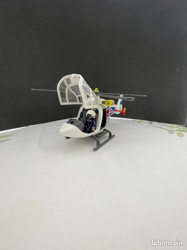 Un superbe hélicoptère de police playmobil (image 1)