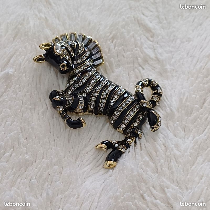 Broche Fantaisie Zèbre élégant - Couleur Blanc, Noir Et Or - Bijou Femme Neuf Avec étiquettes - Cadeau Animal