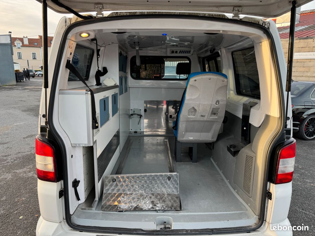 VOLKSWAGEN Transporter T5 Phase 2 2.0 TDI 16V DSG7 140 cv Boîte auto / DIESEL / EX AMBULANCE / MOTEUR 140 000 KMS FACTURE (image 5)