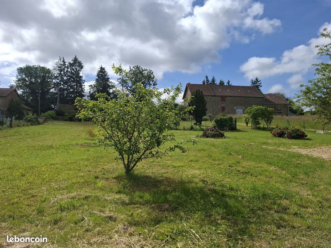 Terrain à bâtir de 1000 m² à SAINT-REMY-DE-BLOT (63) · à Saint-Rémy-de-Blot · 20 000 €