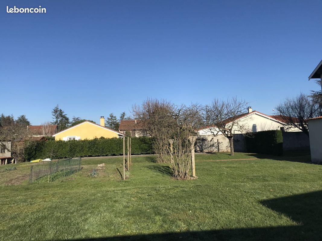 Terrain à bâtir de 675 m² à VEAUCHE (42) · 120 000 €