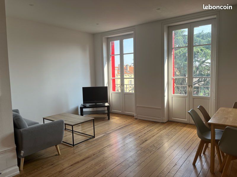 Appartement 5 pièces 150 m² · à Roanne · 150 m² · 1 000 €/mois
