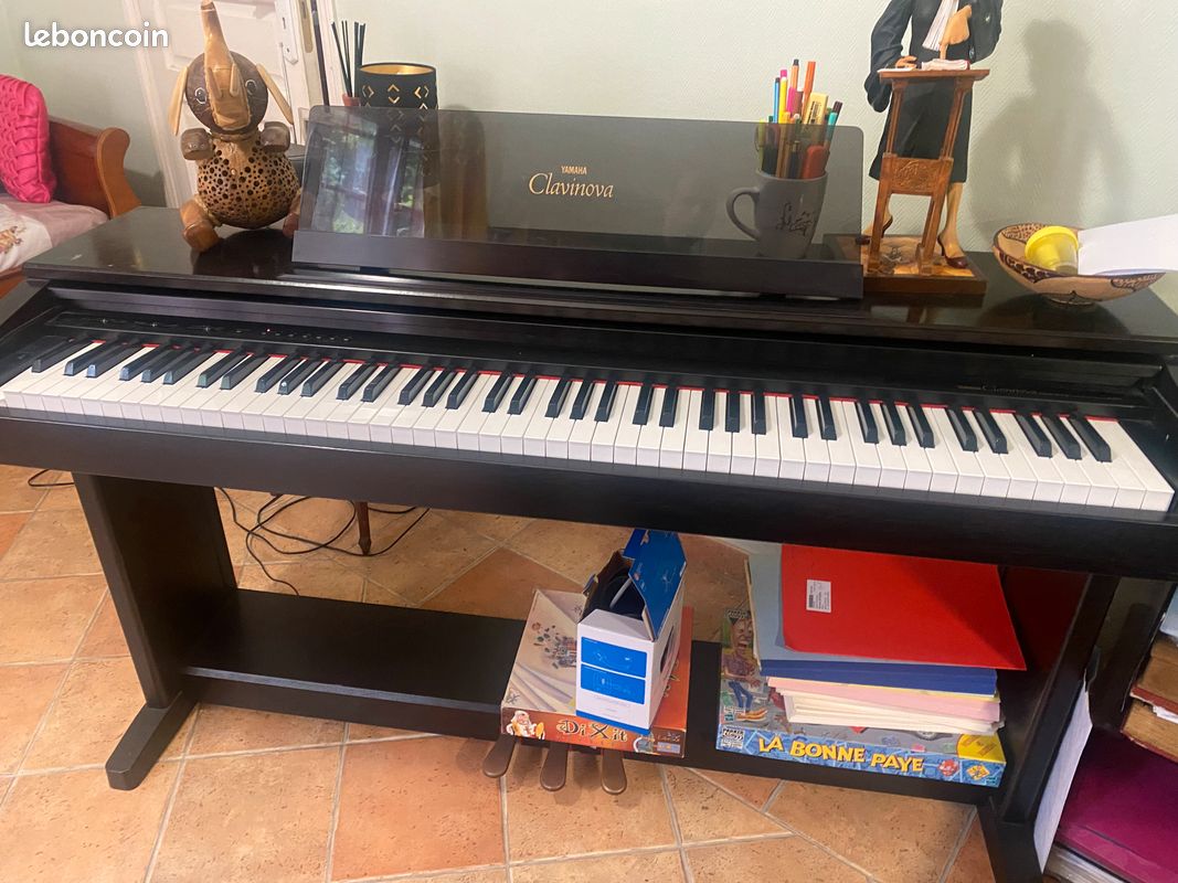 Vend piano électrique YAMAHA Clavinova modèle CLP-570 (années 1990 