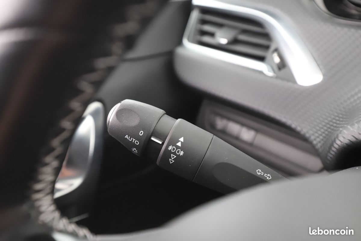 Peugeot 2008 1.2 PureTech Allure 110 ch (image 23)