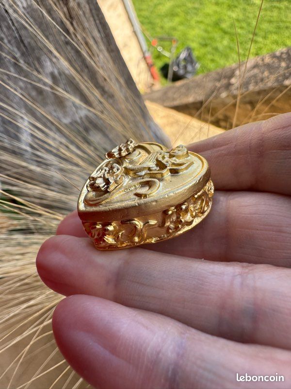 Broche vintage Christian Lacroix en forme de coeur en or - France