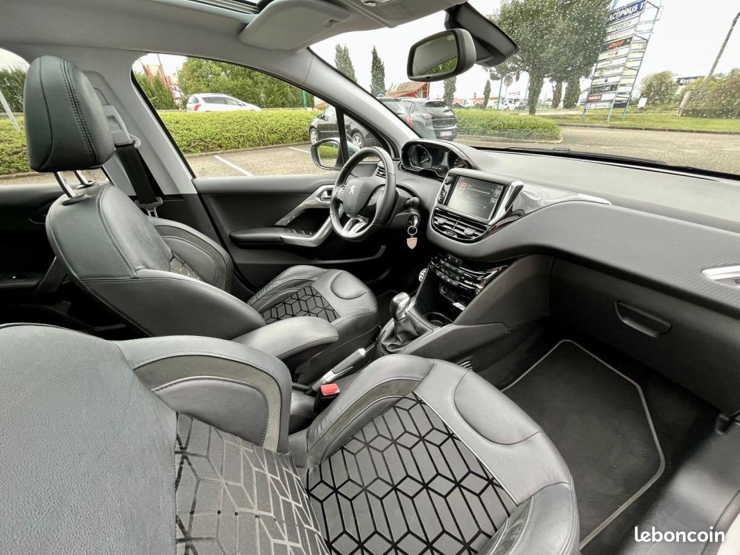 Peugeot 208 1.2 puretech 110ch feline 5cv 5p (image 11)