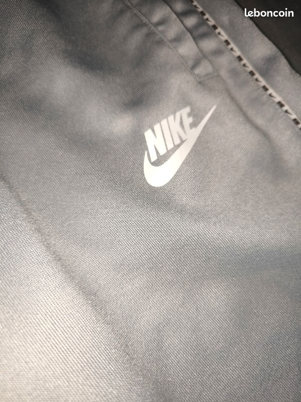 Pantalon jogging Nike gris taille 10/12ans
En très bon état il a été porté mais pas de trou ni tâche 
#pantalonnike #nike#joggingnike (image 5)
