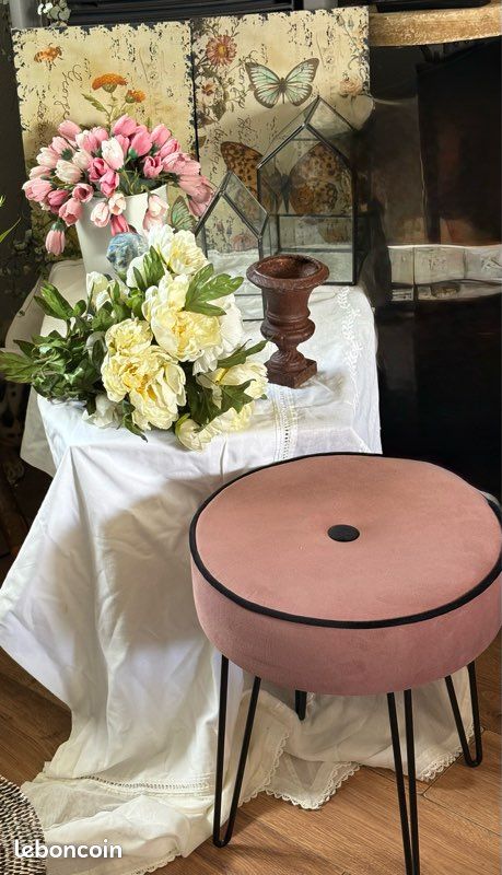 Tabouret pouf en velours.. ( Ostaria Design ). ….. (image 1)