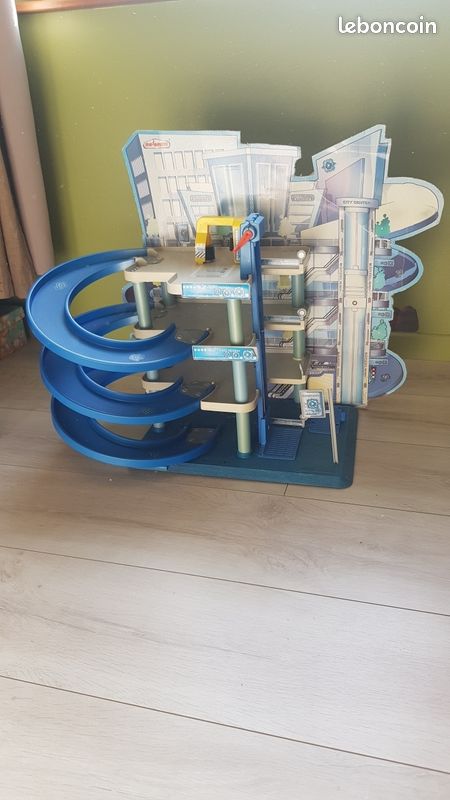 Garage et lot de 20 petites voitures (image 1)