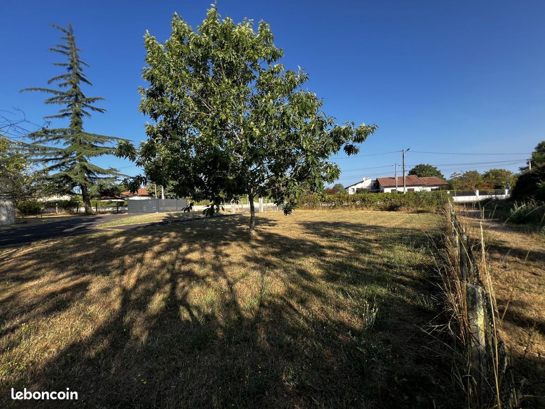 Terrain 590 m² · à Léognan · 200 000 €