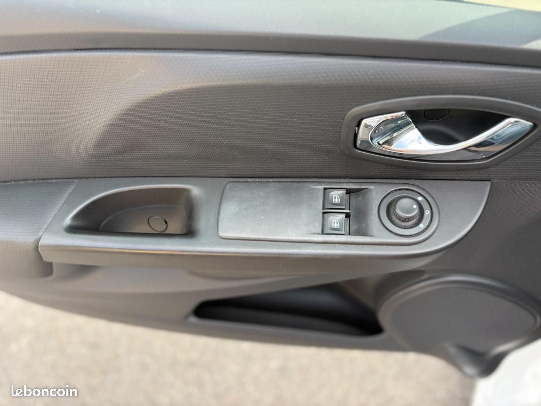 Renault Clio IV TCE 75CV LIMITED (image 9)