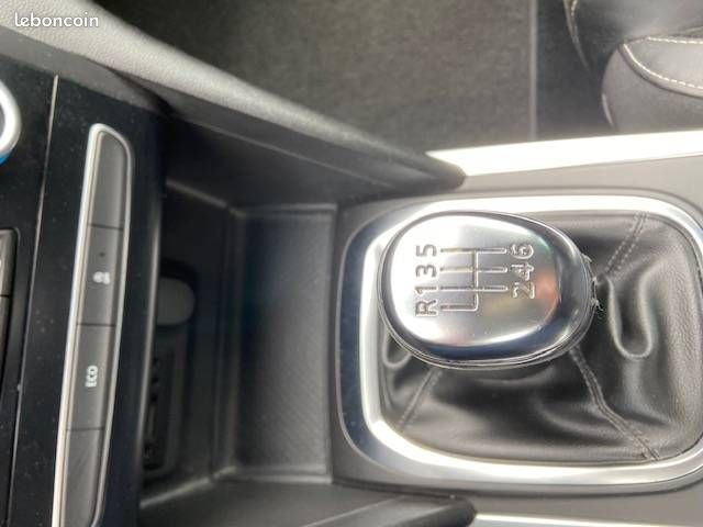 Renault megane iv estate tce 130 zen 2016 (image 4)