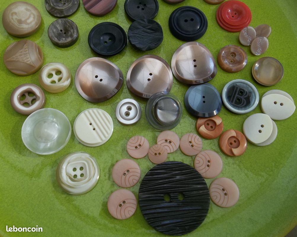 Lot de 47 boutons vintage diffs diams/formes & matières (image 3)