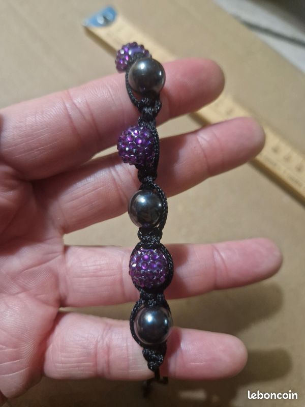 Bracelet fantaisie réglable noir et violet à perles brillantes (image 2)