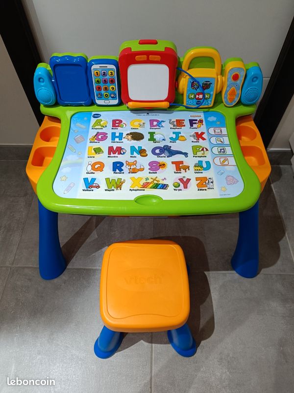 Bureau interactif 3 en 1
Quelques marques d'usure (voir photos) mais en parfait état de fonctionnement.
A partir de 3 ans (image 3)