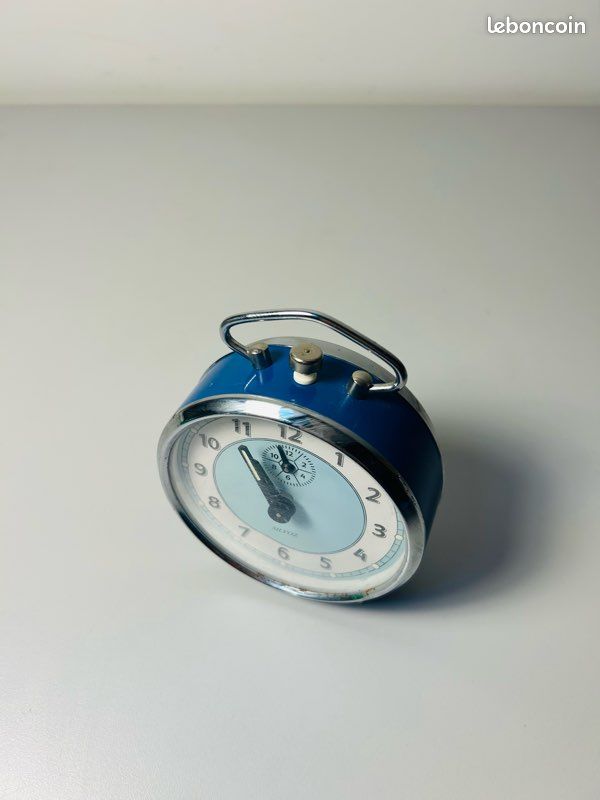 Horloge de voyage française avec réveil - Dans un boîtier - Catawiki