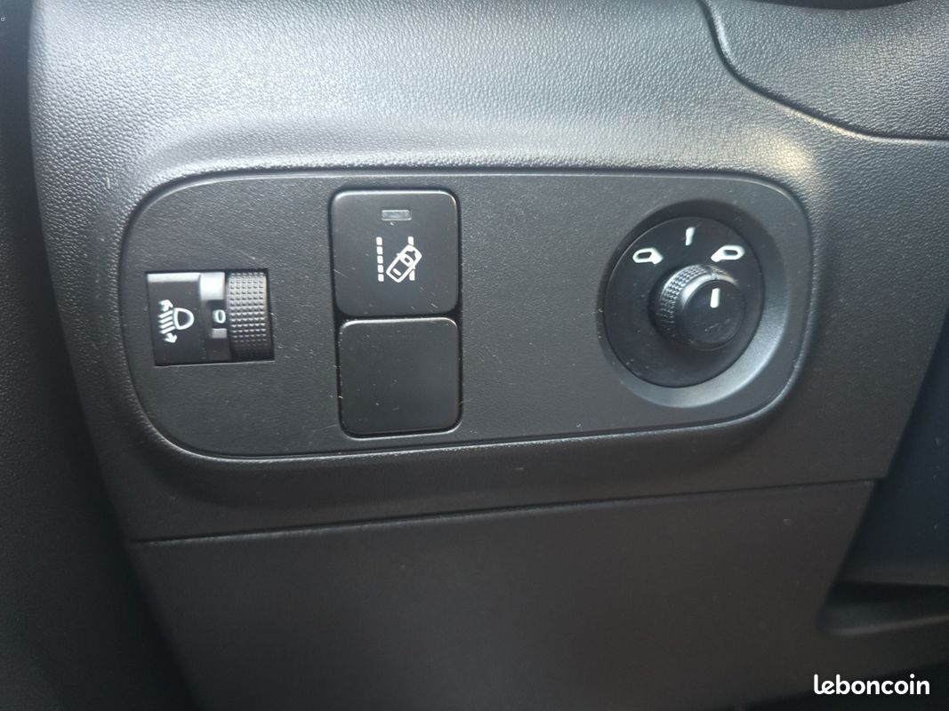 CITROEN C3 *entretien complet* C3 ESSENCE 82 Shine (image 20)