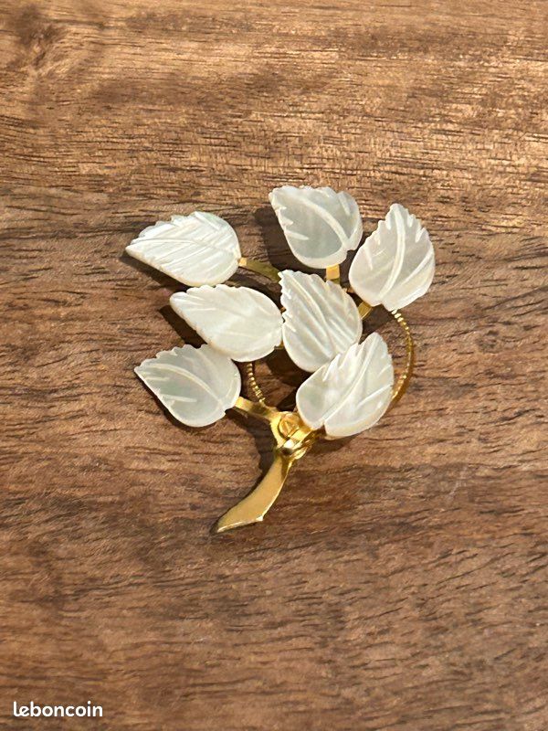 Broche Bijou Vintage Motif Floral Gravé En Relief, émail Blanc Et Or - Occasion
