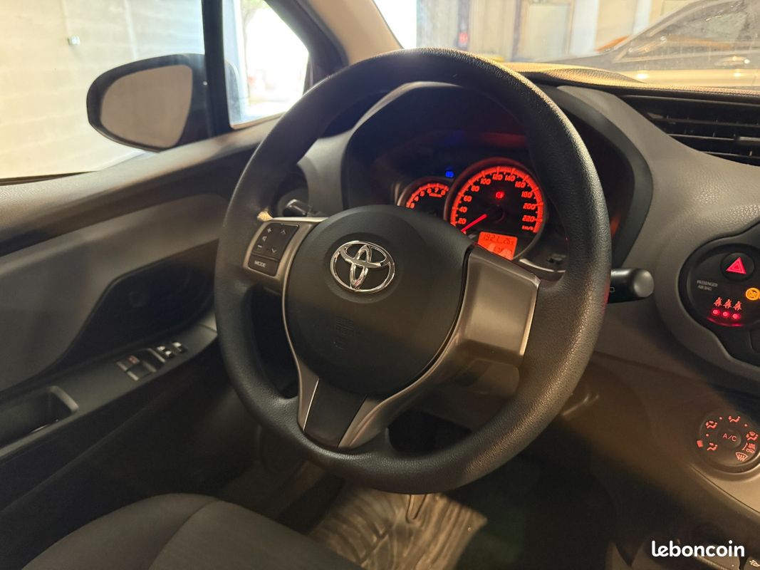 TOYOTA YARIS LCA2 69cH ACTIVE / 2EME MAIN / SUIVI COMPLET / COMMANDES AU VOLANT / CLIM (image 11)