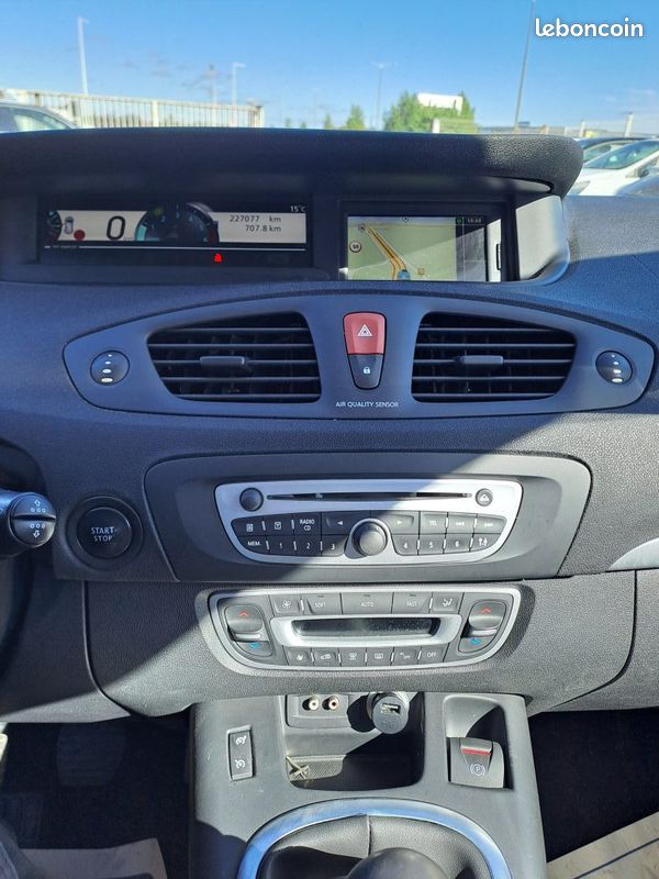 Renault megane scenic 1.5 dci 110ch fap bose 2012 (image 12)