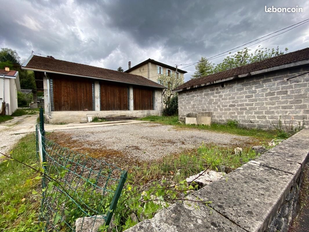 Parking 120 m² · à Saint-Jean-en-Royans · 120 m² · 550 €/mois