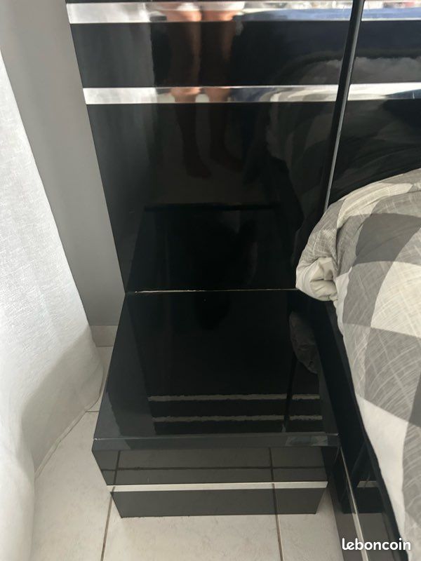 Chambre avec Lit, 2 table de chevets et une commode en noir laqué (image 6)