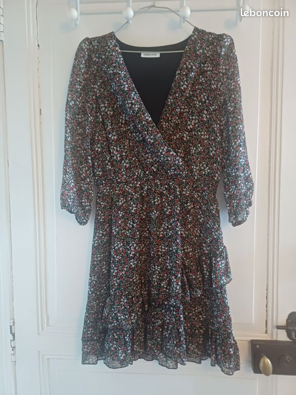 Robe noire et fleurs, décolletée, manches 3/4 taille 36 (image 1)