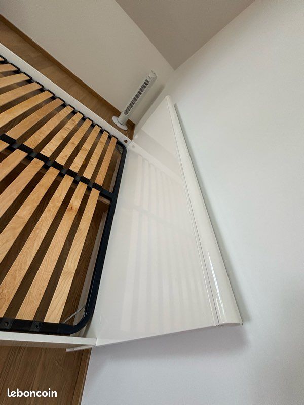 Lit blanc laqué 160 × 200 cm avec sommier – À vendre À vendre, lit blanc laqué avec sommier, dimensions 1,60 m × 2,00 m. Vente pour cause de déménagement. À venir récupérer sur place (image 3)
