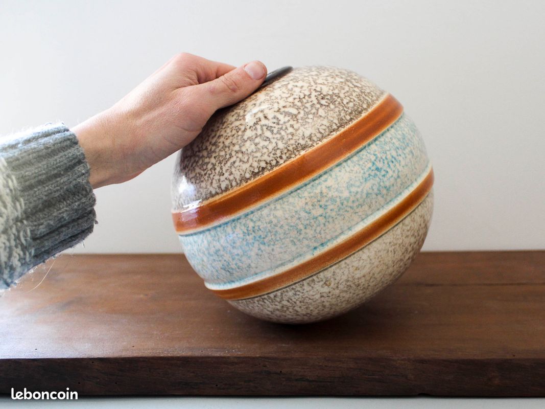 Vase boule bleu en céramique vintage signé Colette Szostak