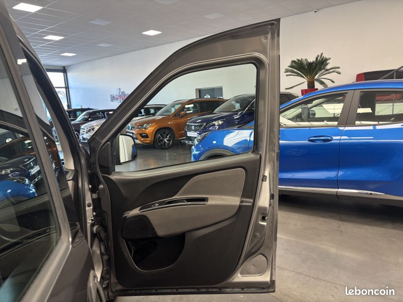 Fiat DOBLO 1.6 jtd 120 ch Lounge 7 places / Climatisation / Attelage / Régulateur / (image 23)
