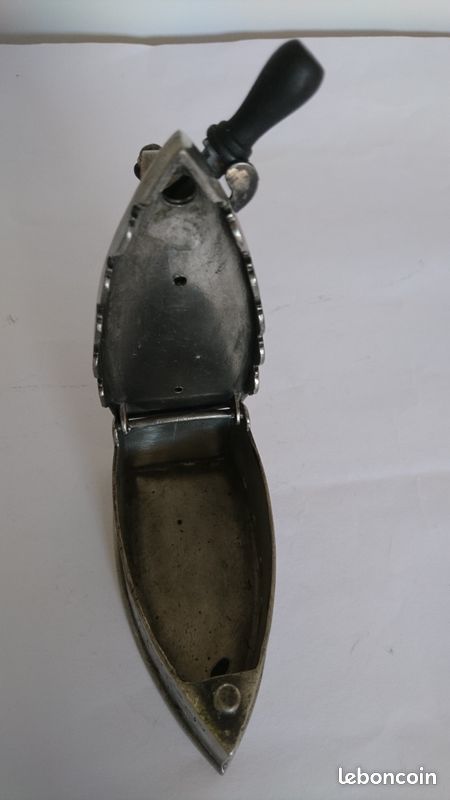 Petit fer à repasser en étain (image 8)