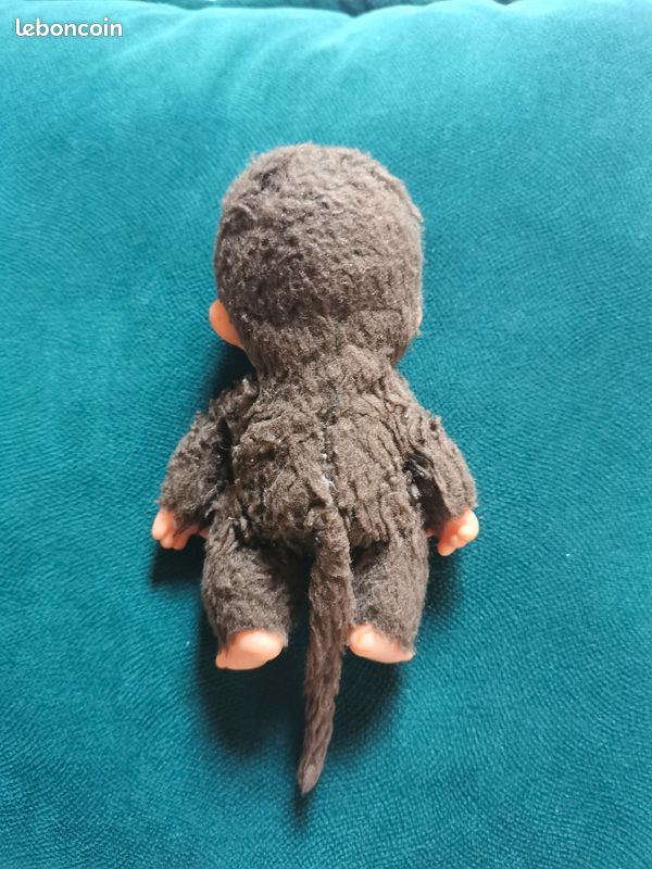 Kiki peluche noir yeux bleus (image 4)