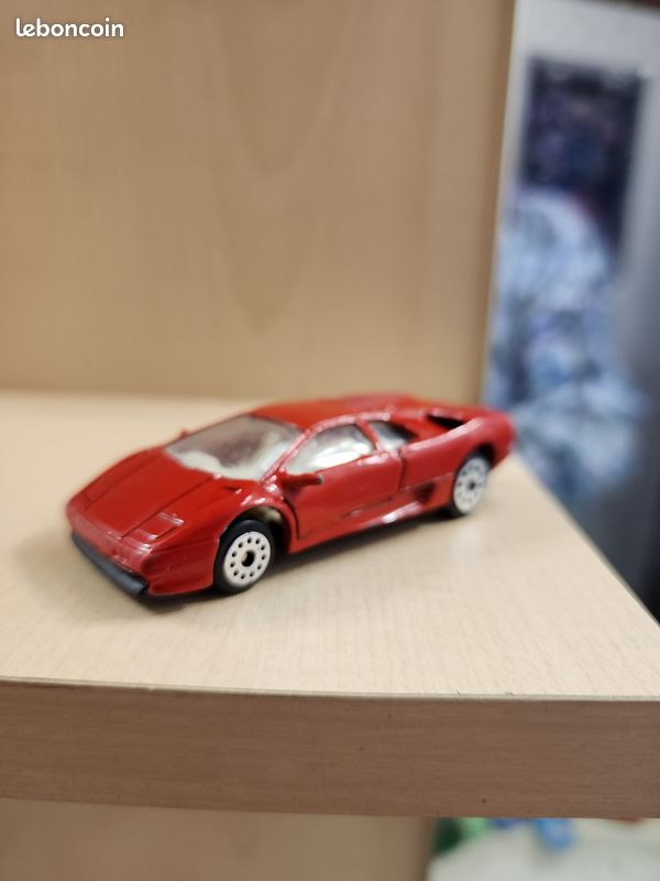 Lamborghini Countach miniature, fabrication Made in England, avec carrosserie en métal, peinture rouge et intérieur blanc (image 4)
