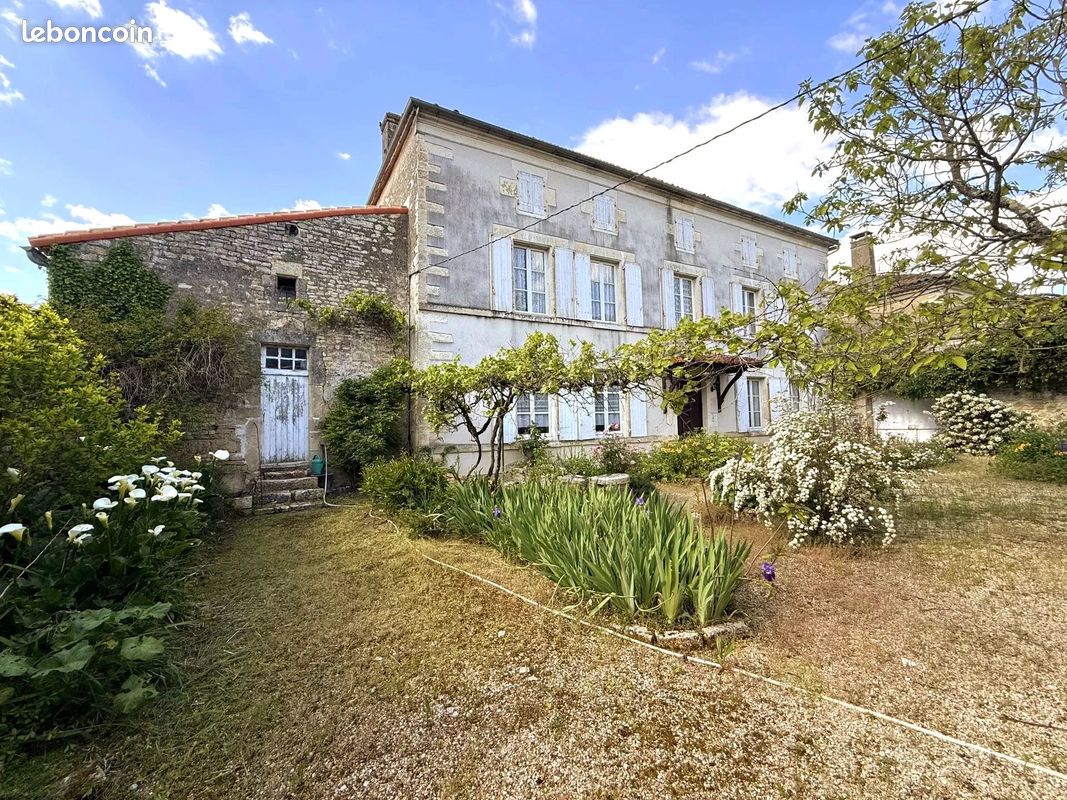 Maison 12 pièces 377 m² · à Tusson · 377 m² · 302 100 €