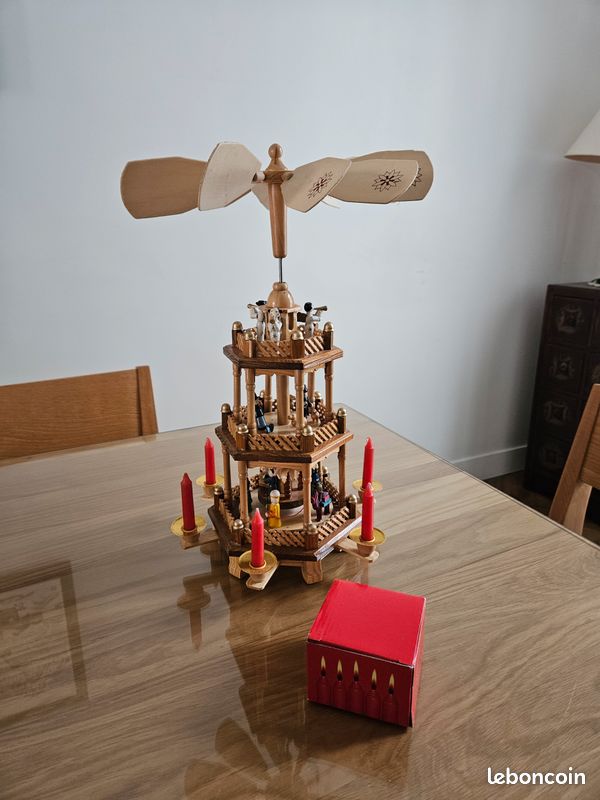 Pyramide de Noël naturelle avec la naissance de Jésus po