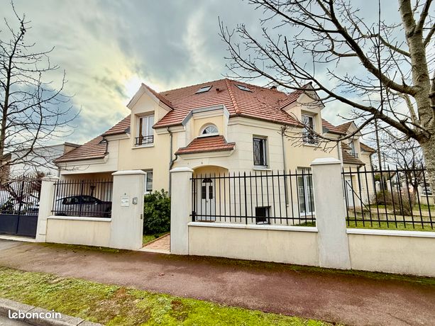 Maison 8 pièces 189 m2 à 12 mn à pied du RER A