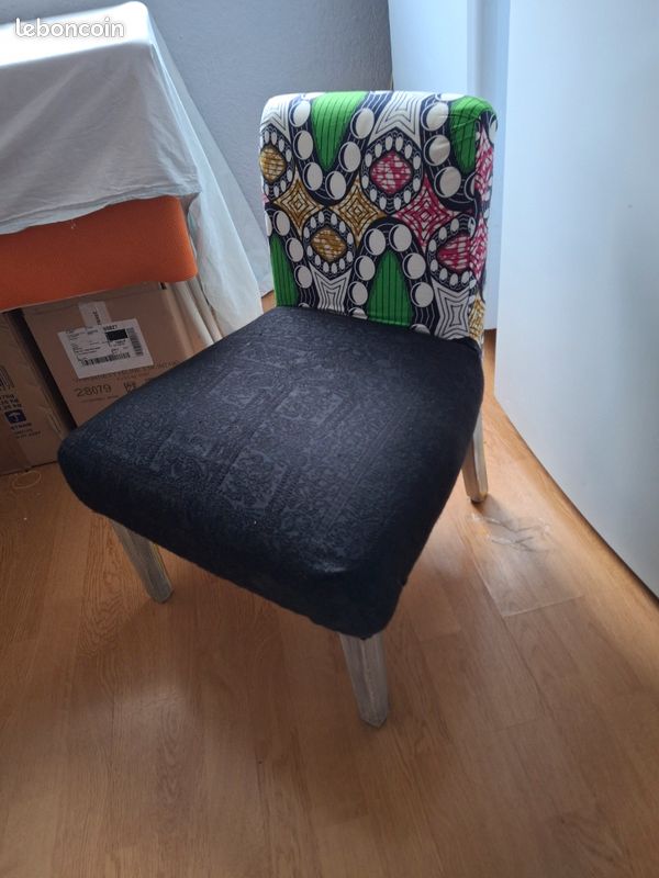Chaise basse noire et wax n0 2 (image 1)