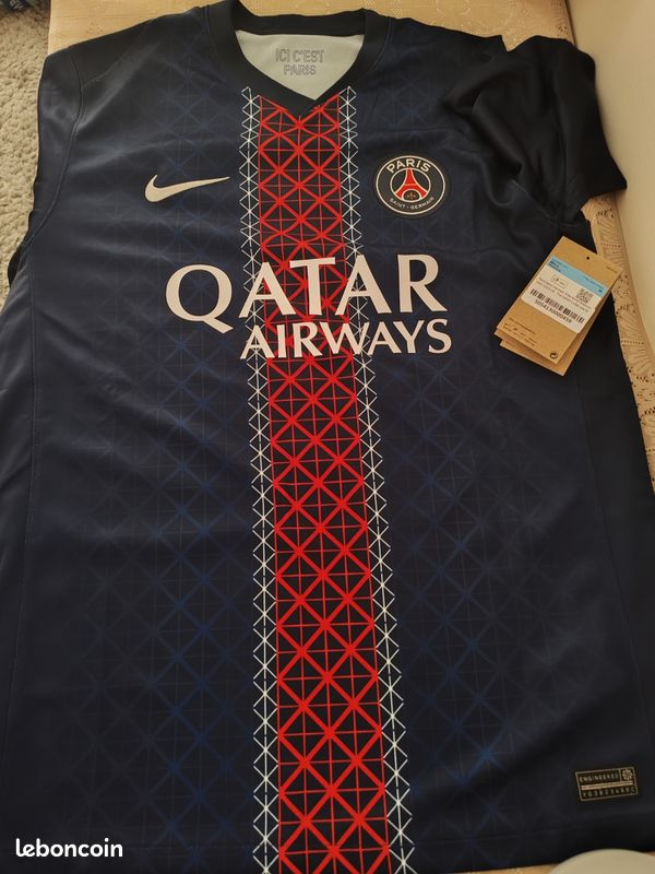 Kit Patch Flocage D. Doué #14 PSG – Domicile Rouge – Édition The Weeknd Xo – Neuf Sans Boîte