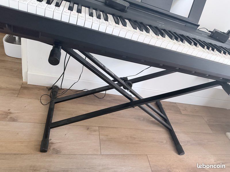 Piano numérique Yamaha P-45 + support + pédale + câble – excellent état – Marseille (image 2)