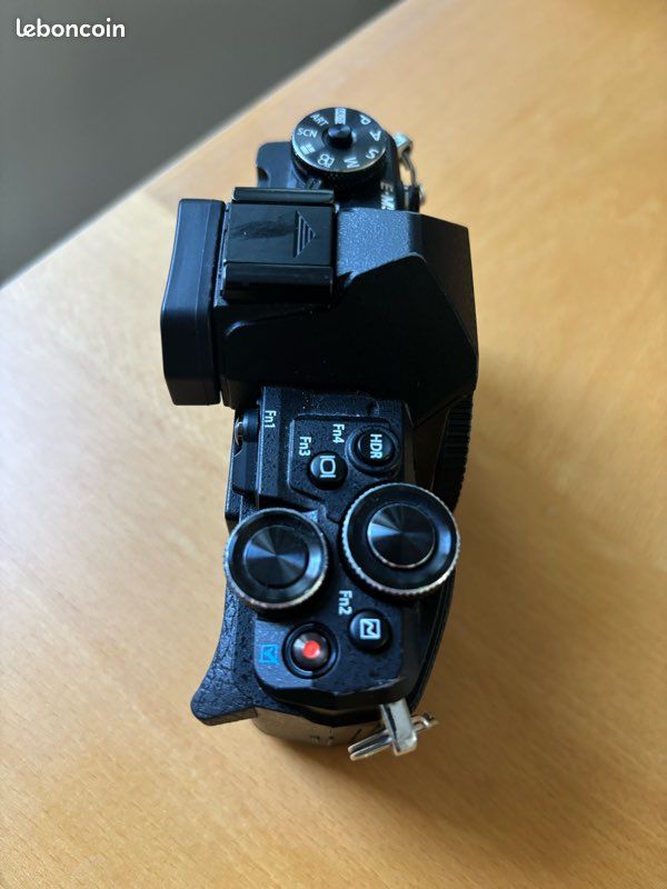 Très beau kit Olympus EM5 Mark II complet avec objectif et accessoires, en très bon état (image 5)